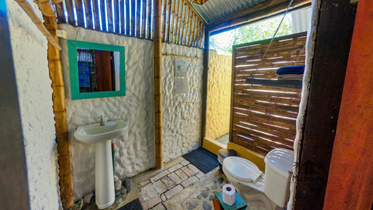 The Mudhouse Hostel Mompiche Exterior photo