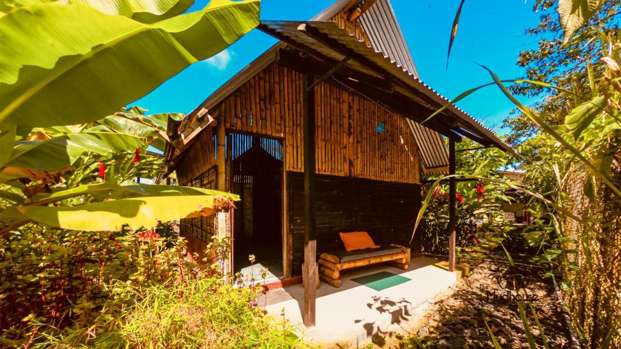 The Mudhouse Hostel Mompiche Exterior photo